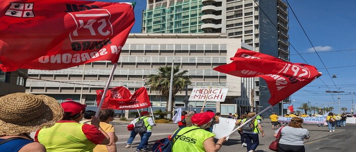 Manifestazione di pazienti e comitati: in duemila a Cagliari per dire no alla privatizzazione della Sanità sarda