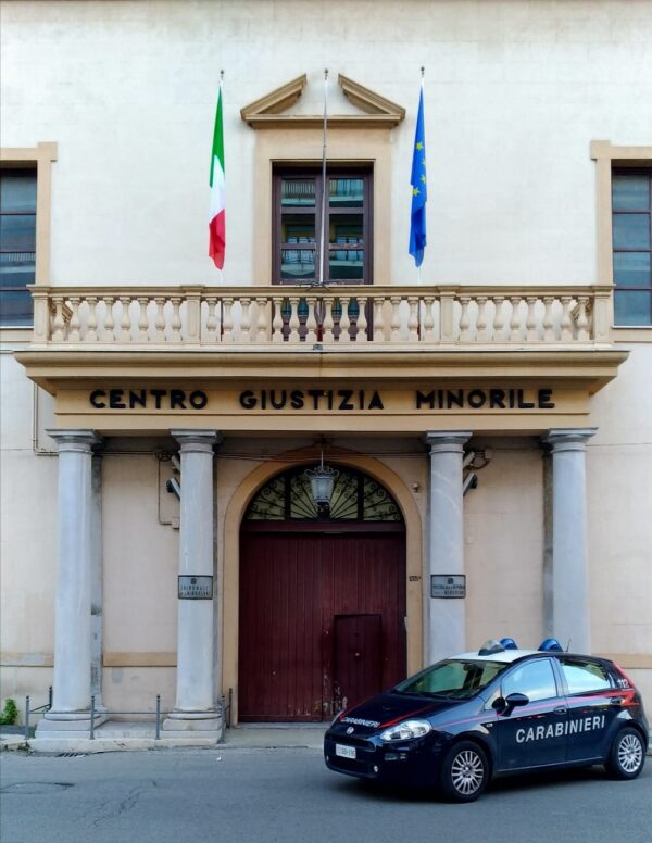 PALERMO, SERATA DI FOLLIA NEL CARCERE MINORILE: DETENUTO DA FUOCO ALLA CELLA PER ESSERE PORTATO IN OSPEDALE, MA I MEDICI LO RIMANDANO AL MALASPINA…