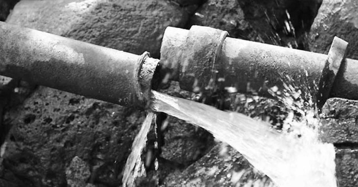 L’Acqua in Italia: Uno Scandalo Nazionale Tra Profitti Sfrontati e Servizi al Collasso