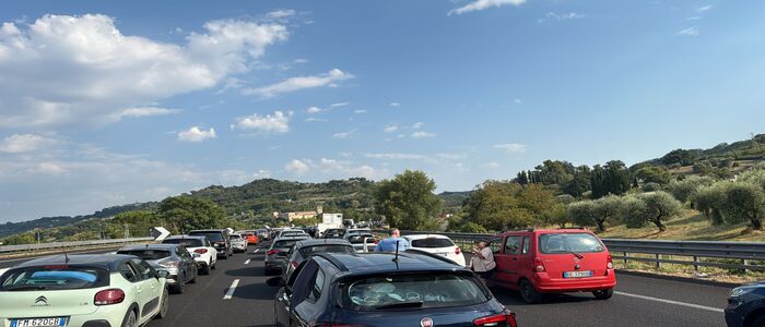 Vicino a Roma, un incidente stradale ha bloccato per ore l’autostrada in entrambe le direzioni, intrappolando migliaia di automobilisti sotto un sole cocente