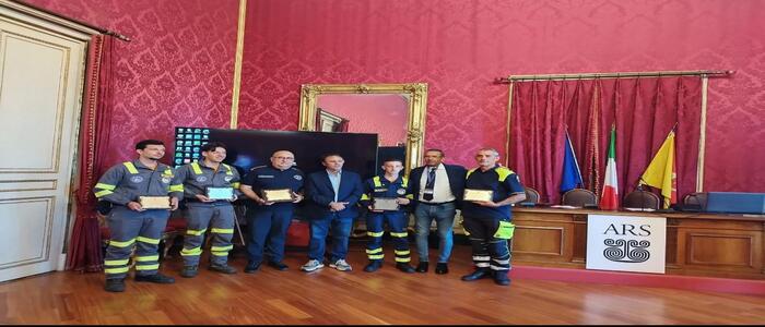 Maxi incendio in Campania, l’Ars premia sei volontari della Protezione civile