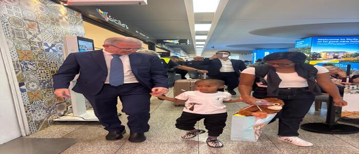 Dall’Africa alla Sicilia, una catena di solidarietà porta il piccolo Zayel in Italia per essere curato