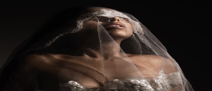 Una ragazza di sedici anni, promessa a un uomo che non ha scelto, il destino già scritto da altri